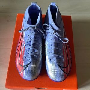 Like new, only wore 2 times on turf. Daughter out grew.